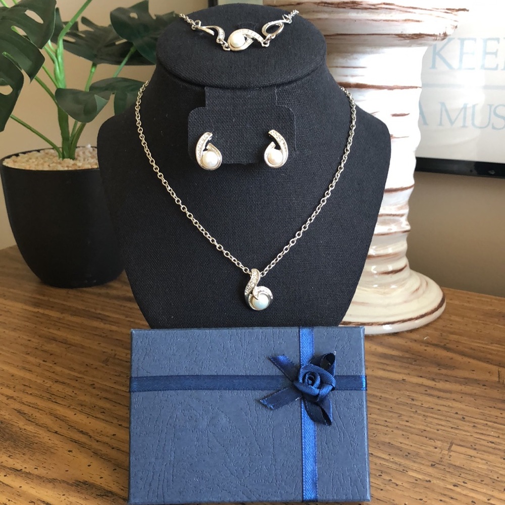 Faux Pearl Necklace/Bracelet/Earrings Set